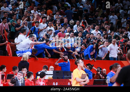 Pour des fans de l'Équipe nationale de basket-ball dominicaine célébrer après la note de l'équipe au deuxième tour du groupe F Allemagne vs République Dominicaine 2019 FIBA Ba Banque D'Images