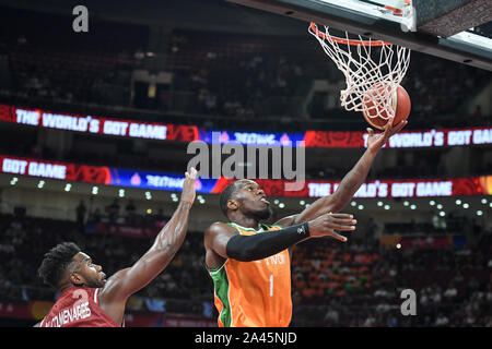 Un joueur de basket-ball de Côte d'Ivoire, droit, sauts pour un lay-up pendant le match de groupe contre le Venezuela à la concurrence de la Coupe du Monde de Basket-ball de la FIBA en B Banque D'Images