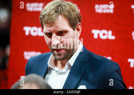 Ancien joueur de basket-ball allemand Dirk Nowitzki réagit comme il regarde le premier match de groupe G trouvé entre l'Allemagne et l'équipe nationale de basket-ball Fran Banque D'Images