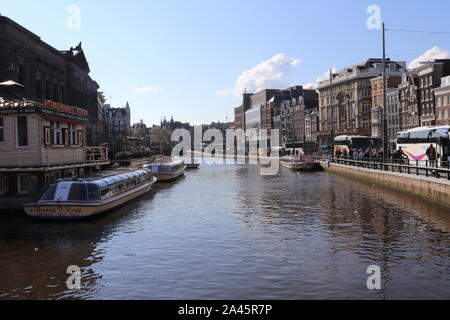 Canaux et péniches à Amsterdam, Hollande Banque D'Images