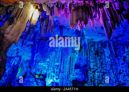 Photo des roches dans la Reed Flute Cave dans la ville de Guilin, au sud-ouest de la province du Guangxi en Chine, 6 septembre 2019. Banque D'Images