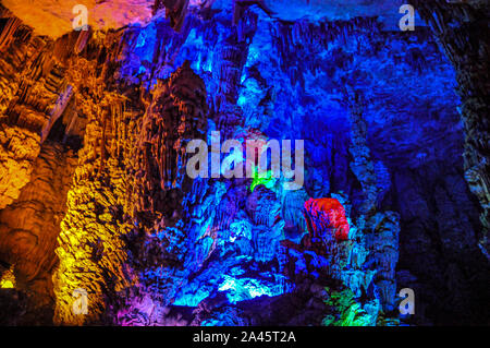 Photo des roches dans la Reed Flute Cave dans la ville de Guilin, au sud-ouest de la province du Guangxi en Chine, 6 septembre 2019. Banque D'Images