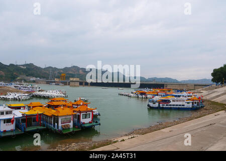 Bateau et quai de Bingling Temple Lanzhou Gansu, Chine. Banque D'Images