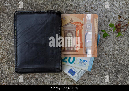 Un porte-monnaie avec de l'argent se trouvant sur le plancher. Banque D'Images