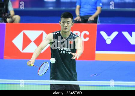 Joueur de badminton professionnel chinois Chen Long est en concurrence contre joueur de badminton professionnel malaisien Lee Zii Jia à la première série de Victor Chin Banque D'Images