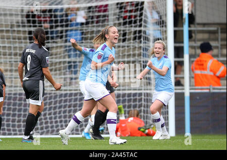 Keira Walsh, de Manchester City, célèbre ses scores par rapport à ceux de Birmingham City lors du match de la Super League des femmes FA à l'Academy Stadium, Manchester. Banque D'Images