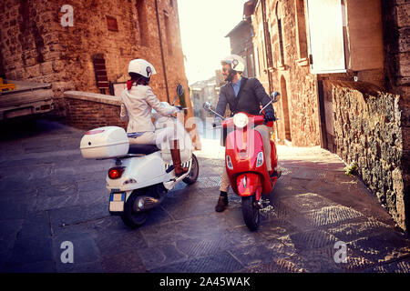 Les jeunes Italiens homme et femme sur la Vespa Scooter. Deux motards. Banque D'Images