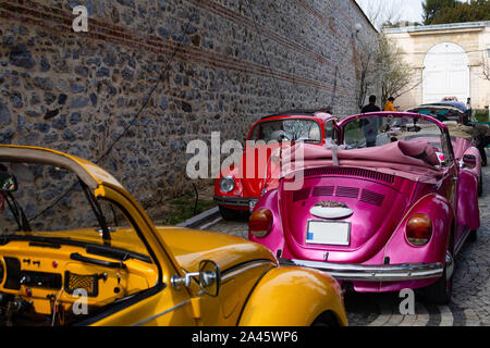De couleur jaune et violet de cabriolets classique vue de côté Banque D'Images