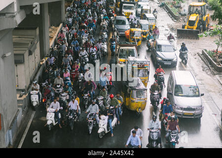 Hyderabad, Inde.05 octobre,2019.Deux roues riders et les automobilistes s'abriter de la pluie sous le viaduc de la station de métro de Hyderabad, Inde Banque D'Images