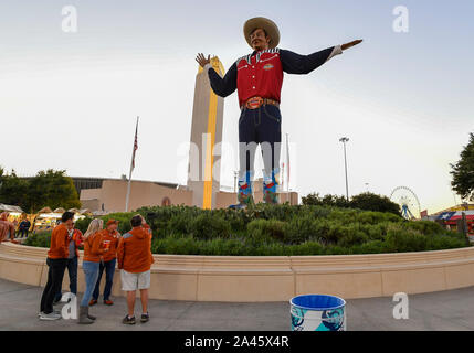 Oct 12, 2019 : la mascotte de la Texas State Fair Big Tex fans accueille à l'entrée du parc d'exposition au cours de la rivalité de la rivière Rouge de la NCAA match entre l'Université de l'Oklahoma Sooners et l'Université de Texas longhorns au Cotton Bowl Stadium à Fair Park à Dallas, TX Albert Pena/CSM Banque D'Images