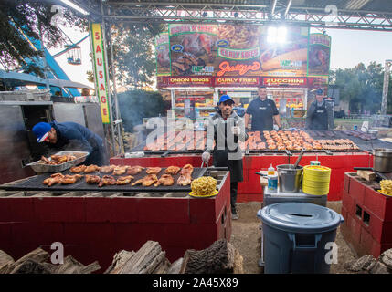 Oct 12, 2019 : les vendeurs d'aliments pour préparer la foule avant la rivière Rouge jeu NCAA rivalité entre l'Université de l'Oklahoma Sooners et l'Université de Texas longhorns au Cotton Bowl Stadium à Fair Park à Dallas, TX Albert Pena/CSM Banque D'Images