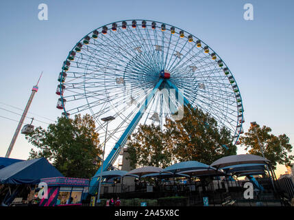 Oct 12, 2019 : Le Texas Star grande roue à l'intérieur du parc d'exposition au cours de la rivalité de la rivière Rouge de la NCAA match entre l'Université de l'Oklahoma Sooners et l'Université de Texas longhorns au Cotton Bowl Stadium à Fair Park à Dallas, TX Albert Pena/CSM Banque D'Images