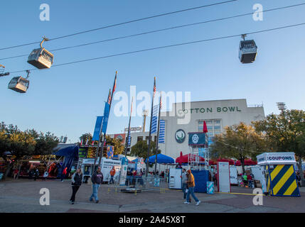 Oct 12, 2019 : Le Cotton Bowl Stadium se trouve à l'intérieur du parc d'exposition au cours de la rivalité de la rivière Rouge de la NCAA match entre l'Université de l'Oklahoma Sooners et l'Université de Texas longhorns au Cotton Bowl Stadium à Fair Park à Dallas, TX Albert Pena/CSM Banque D'Images