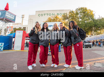 Oct 12, 2019 : l'Oklahoma Sooners cheerleaders arrivent à la rivière Rouge jeu NCAA rivalité entre l'Université de l'Oklahoma Sooners et l'Université de Texas longhorns au Cotton Bowl Stadium à Fair Park à Dallas, TX Albert Pena/CSM Banque D'Images