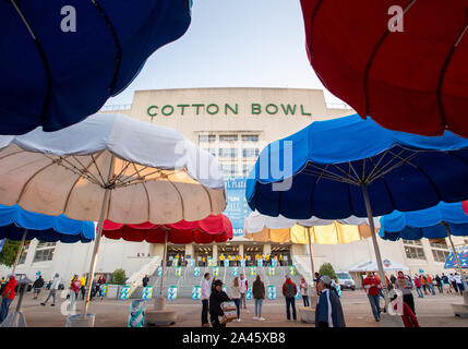 Oct 12, 2019 : Le Cotton Bowl Stadium à l'intérieur du parc d'exposition avant la rivière Rouge jeu NCAA rivalité entre l'Université de l'Oklahoma Sooners et l'Université de Texas longhorns au Cotton Bowl Stadium à Fair Park à Dallas, TX Albert Pena/CSM Banque D'Images