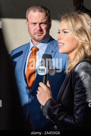 Oct 12, 2019 : Texas longhorns entraîneur-chef Tom Herman parle avec Fox Sports au Cotton Bowl NCAA avant la rivalité de la rivière Rouge match entre l'Université de l'Oklahoma Sooners et l'Université de Texas longhorns au Cotton Bowl Stadium à Fair Park à Dallas, TX Albert Pena/CSM Banque D'Images