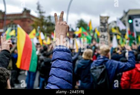 Hambourg, Allemagne. 12 octobre, 2019. Les participants d'une manifestation kurde brandissant des drapeaux de la GPJ (défense du peuple kurde : unités) et protestant contre l'invasion des troupes turques dans les territoires kurdes syriens. Axel Heimken Crédit :/dpa/Alamy Live News Banque D'Images