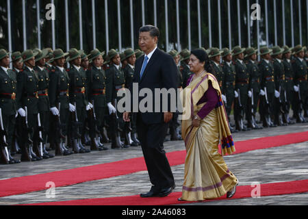 Katmandou, Népal. 12 octobre, 2019. Président de la République populaire de Chine, Xi Jinping, reçoit une garde d'honneur à son arrivée à l'aéroport international de Tribhuvan, sur sa visite d'État à Katmandou (Népal) le samedi 12 octobre, 2019. Le président chinois est en visite d'Etat de deux jours au Népal à l'invitation de son homologue népalais Bidhya Devi Bhandari. C'est la visite d'un président chinois au Népal en l'espace de 23 ans. Credit : Skanda Gautam/ZUMA/Alamy Fil Live News Banque D'Images