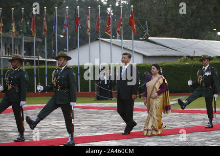 Katmandou, Népal. 12 octobre, 2019. Président de la République populaire de Chine, Xi Jinping, reçoit une garde d'honneur à son arrivée à l'aéroport international de Tribhuvan, sur sa visite d'État à Katmandou (Népal) le samedi 12 octobre, 2019. Le président chinois est en visite d'Etat de deux jours au Népal à l'invitation de son homologue népalais Bidhya Devi Bhandari. C'est la visite d'un président chinois au Népal en l'espace de 23 ans. Credit : Skanda Gautam/ZUMA/Alamy Fil Live News Banque D'Images