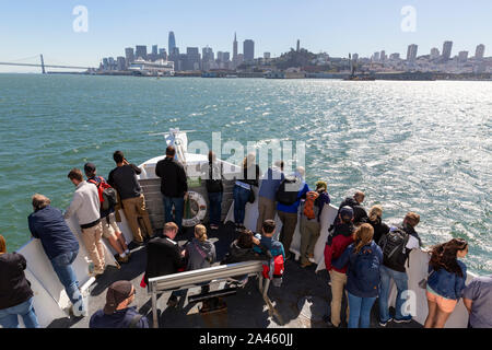 SAN FRANCISCO, USA - 2 octobre 2019 : les gens sur l'Alcatraz tour bateau tandis qu'il navigue dans la baie de San Francisco avec vue sur les toits de la ville. Banque D'Images