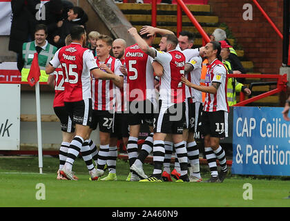 La Ville d'Exeter Ryan Bowman côtés marque son premier but du match et célèbre avec coéquipiers au cours de la Sky Bet League Deux match à St James Park, Exeter. Banque D'Images