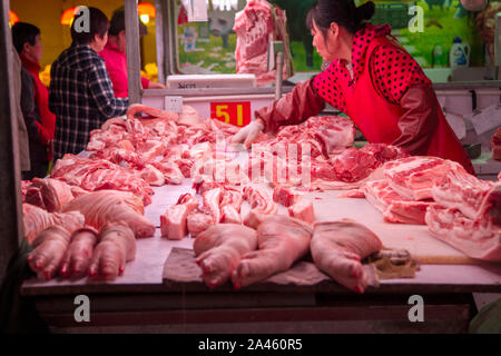 --FILE--un vendeur chinois vend des produits de viande de porc et d'autres à son étal dans un marché libre à Shanghai, Chine, le 12 avril 2019. La Chine va prendre des mesures Banque D'Images