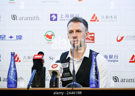 Judd Trump d'Angleterre assiste à la conférence de presse après le match contre David Gilbert de l'Angleterre au deuxième tour de 2019 Snooker Masters de Shanghai je Banque D'Images