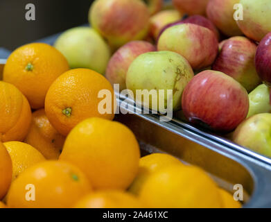 Rukla, la Lituanie. 10 Oct, 2019. Les pommes et les oranges sont dans une cantine sur le comptoir. Credit : Monika Skolimowska/dpa-Zentralbild/ZB/dpa/Alamy Live News Banque D'Images