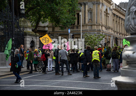 Portrait d'un jeune manifestant pendant la semaine de protestation de la rébellion d'extinction à Dublin, Irlande. Banque D'Images