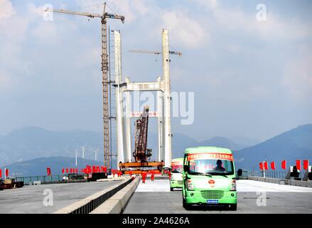 Les travailleurs chinois au travail du détroit de Pingtan Pont rail-route, la plus longue du monde cross-mer route-rail bridge, à Fuzhou City, au sud-est de Fujian en Chine Banque D'Images