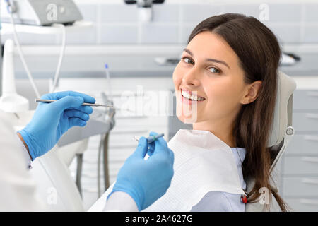 Portrait de jeune femme assise au dentiste heureux président Banque D'Images