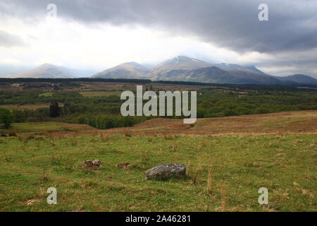 Vu la montagne Ben Nevis de Spean Bridge sous un ciel menaçant (Highlands) Banque D'Images