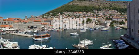 Dubrovnik, Croatie : Panorama sur le Vieux Port. Dubrovnik est une ville croate sur l'Adriatique. Il est l'un des plus éminents'destinati Banque D'Images