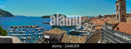Dubrovnik, Croatie : Panorama sur le Vieux Port. Dubrovnik est une ville croate sur l'Adriatique. Il est l'un des plus éminents'destinati Banque D'Images