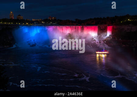 Niagara Falls dans la nuit du côté canadien de l'Ontario Banque D'Images