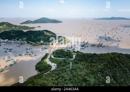 Une vue aérienne de milliers de bateaux de pêche en direction de l'océan comme l'interdiction de pêche se termine en mer de Chine orientale Xiangshan county, Ningbo, de l'est Ch Banque D'Images