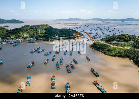 Une vue aérienne de milliers de bateaux de pêche en direction de l'océan comme l'interdiction de pêche se termine en mer de Chine orientale Xiangshan county, Ningbo, de l'est Ch Banque D'Images