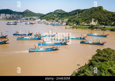 Une vue aérienne de milliers de bateaux de pêche en direction de l'océan comme l'interdiction de pêche se termine en mer de Chine orientale Xiangshan county, Ningbo, de l'est Ch Banque D'Images