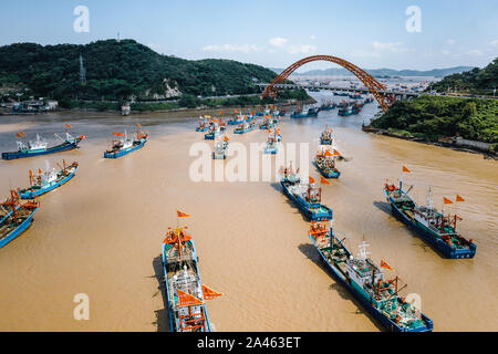 Une vue aérienne de milliers de bateaux de pêche en direction de l'océan comme l'interdiction de pêche se termine en mer de Chine orientale Xiangshan county, Ningbo, de l'est Ch Banque D'Images