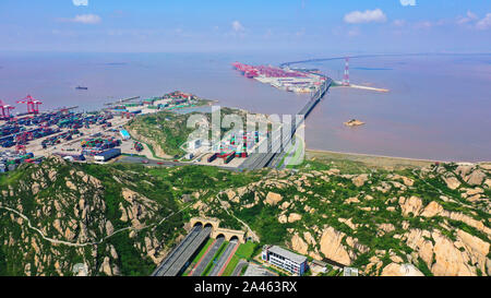 Une vue aérienne de côtes et au port de Yangshan port, un port en eau profonde pour les porte-conteneurs dans la Baie de Hangzhou, qui contribue pour 43,9  % le total e Banque D'Images