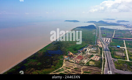 Une vue aérienne de côtes et au port de Yangshan port, un port en eau profonde pour les porte-conteneurs dans la Baie de Hangzhou, qui contribue pour 43,9  % le total e Banque D'Images