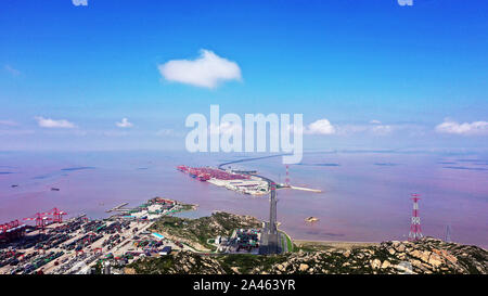 Une vue aérienne de côtes et au port de Yangshan port, un port en eau profonde pour les porte-conteneurs dans la Baie de Hangzhou, qui contribue pour 43,9  % le total e Banque D'Images