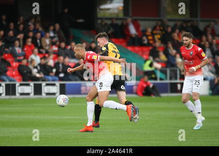 SALFORD, Angleterre 12 octobre Lois Maynard de Salford City acharnés avec Paul Lewis de Cambridge United au cours de la Sky Bet League 2 match entre la ville de Salford et Cambridge United à Moor Lane, Salford le samedi 12 octobre 2019. (Crédit : Simon Newbury | MI News) Editorial Utilisez uniquement Crédit : MI News & Sport /Alamy Live News Banque D'Images