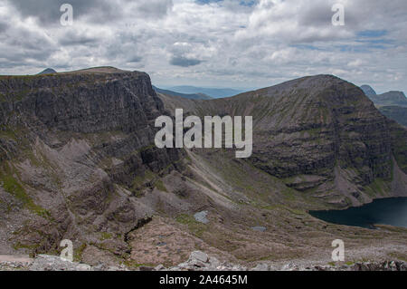 Vue depuis la crête de Beinn Eighe regarder en arrière vers le Loch Coire Mhic Fhearchair et le sommet de la voile Mhòr, Torridon, Wester Ross, NW, Highlands Banque D'Images