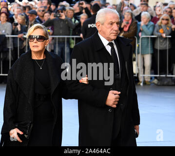 République tchèque, Octobre 12th, 2019.La chanteuse tchèque Helena Vondrackova, gauche, et son mari Martin Michal laissez une cérémonie de deuil à la chanteuse pop tchèque Karel Gott in St Cathédrale Saint-Guy au Château de Prague, le siège des rois et présidents, Prague, République tchèque, le 12 octobre 2019. Un service religieux sera accompagné par des discours et des représentations de certains chanteurs. Le public peut regarder sur grands écrans sur la troisième cour ou sur la place Hradcany à l'extérieur du château. Karel Gott est mort à 80 ans le 1 octobre 2019, avant minuit à la maison dans son cercle de famille. Gott était au sommet de Banque D'Images