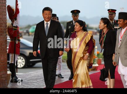 Katmandou, Népal. 12 octobre, 2019. Président de la Chine, Xi Jinping arrivent à l'aéroport international de Tribhuvan, Katmandou, Népal le 12 octobre 2019. Le président chinois Xi est au Népal pour une visite de deux jours. (Photo by Subash Shrestha/ Pacific Press) Credit : Pacific Press Agency/Alamy Live News Banque D'Images