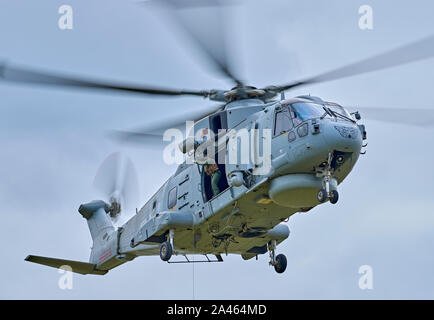 AgustaWestland Merlin HM2 ZH857 passe au cours de l'opération de treuillage Banque D'Images