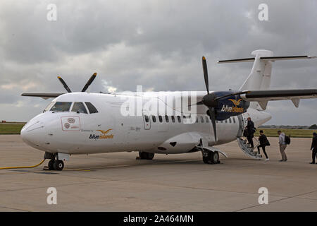 Blue Islands un avion ATR-42, l'immatriculation G-ISLH, prenant sur les passagers à l'aéroport de Jersey inn les îles de la Manche. Banque D'Images