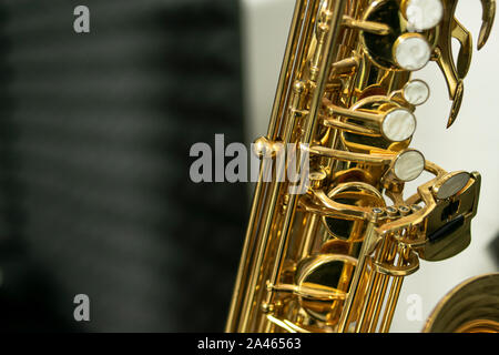 Close-up des clés d'un saxophone ténor et brillant d'or où vous pouvez voir les détails constructifs de l'instrument de musique et sa complexité Banque D'Images