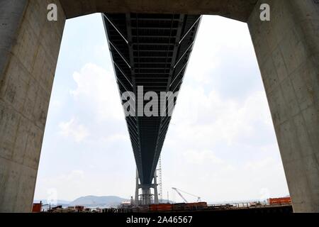 Les travailleurs chinois au travail du détroit de Pingtan Pont rail-route, la plus longue du monde cross-mer route-rail bridge, à Fuzhou City, au sud-est de Fujian en Chine Banque D'Images